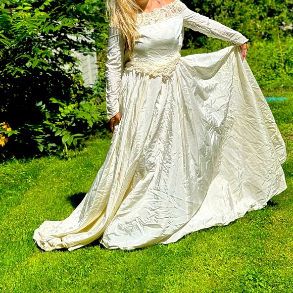 Vintage Wedding Dress - Picture 2 of 12